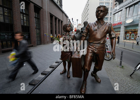 Berlin. Deutschland. Skulptur "Züge zu leben Züge zu Tode" außerhalb Bahnhof Friedrichstraße. Stockfoto