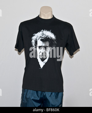 T-Shirt mit einem schwarz-weißen Porträt von Neil Tennant Lead-Sänger von Pet Shop Boys, einer englischen Popgruppe. Nightlife-Album Stockfoto