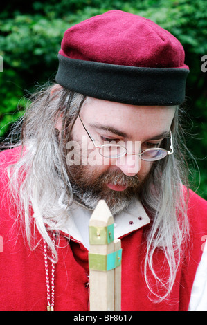 Ein mittelalterliches Lager einrichten am Reinactment Tag in Thorp Perrow Arboretum, Sommer 2009 Stockfoto