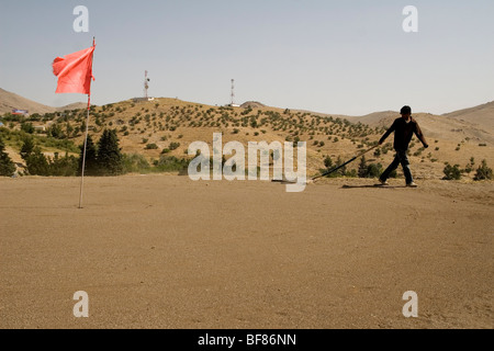 Öl und Sand mischen Greens wird tendenziell auf dem Golfplatz in Kabul kurz hinter der Stadtgrenze in Afghanistan Stockfoto