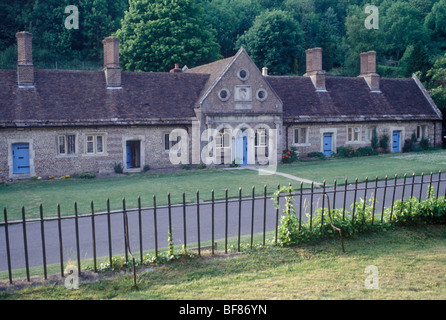 Milton Abbas Dorset UK 1674 Armenhäuser für Lord Dorchester in resited Modelldorf 1779 umgebaut Stockfoto