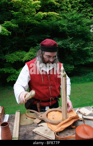 Ein mittelalterliches Lager einrichten am Reinactment Tag in Thorp Perrow Arboretum, Sommer 2009 Stockfoto