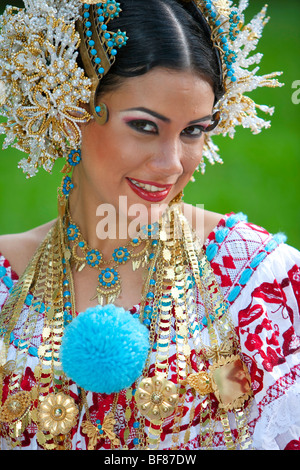 Die Pollera ist das typische Kostüm panamaischer Frauen, das aus zwei separaten Teilen besteht, die aus einem Hemd und einem Rock aus feinem Stoff bestehen. Stockfoto