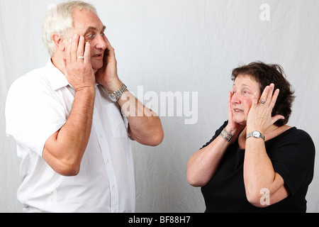 50er Jahre 60er Jahre älteren Reifen grau Ehepaar streiten und frustriert, verärgert wütend Ehe Beziehung Probleme Scheidung Stockfoto