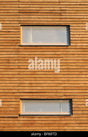 Architektonisches Detail Fenster auf hölzernen Fassade des nachhaltigen Gebäude des Slunakov Eco Center in Horka, Olomouc, Tschechische Republik Stockfoto
