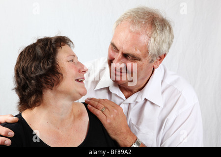 Älteres Ehepaar suchen glücklich lächelnd, lachend mit Mann und Frau einander betrachtend Ehe Seelenverwandte beste Freunde Stockfoto