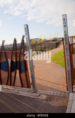 Eingang zum Bogen Creek Ökologie Park, East London mit der O2-Arena in den Hintergrund. Stockfoto