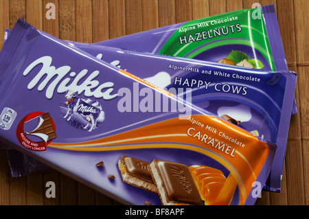 Trio von Milka Schokolade von Kraft Foods - Alpine Milk Chocolate Caramel, Haselnüsse und weiße Schokolade glückliche Kühe Stockfoto