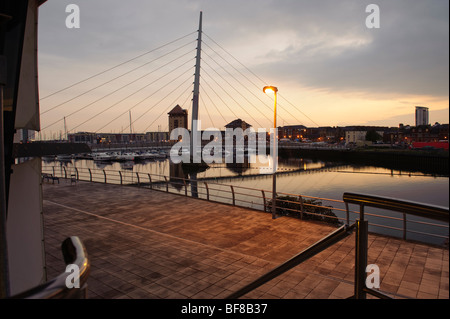 Die Segel-Brücke-Fußgängerbrücke in Swansea SA1 Docklands-Sanierung-Zone in der Nacht, Wales UK Stockfoto