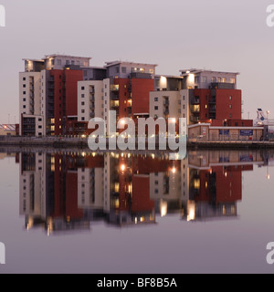 Blöcke am Ufer Wohnungen und Apartments in Swansea SA1 Docklands-Sanierung-Zone in der Nacht, Wales UK Stockfoto