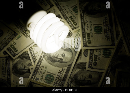 Kompakte Leuchtstofflampe Birne und Dollar Bungalow bis Stockfoto