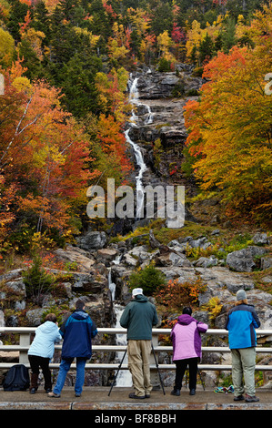 Touristen fotografieren Herbst Farbe in Silber Kaskade in den White Mountains National Forest in New Hampshire Stockfoto