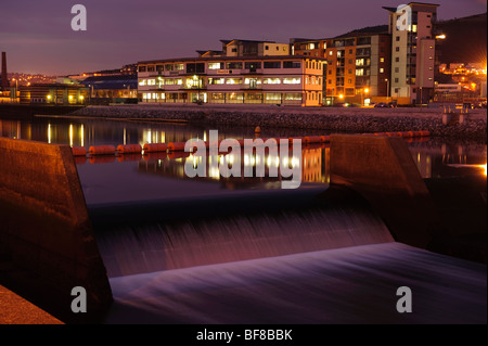 Swansea SA1 Docklands Sanierung Zone in der Nacht, Wales UK Stockfoto