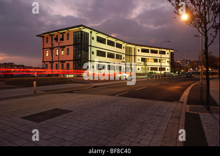 Price Waterhouse Coopers Büros in der Swansea SA1 Docklands Sanierung Zone in der Nacht, Wales UK Stockfoto