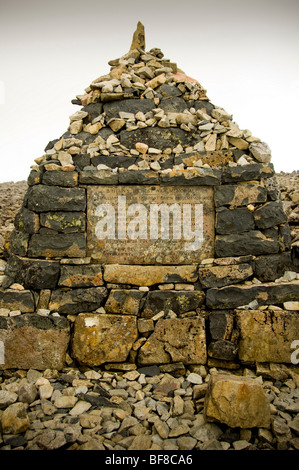 Cairn und Großbritanniens höchstes Kriegsdenkmal, auf dem Gipfel des Ben Nevis, dem höchsten Berg Großbritanniens. Schottland. Stockfoto