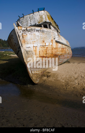 Gestrandete Boot in der Nähe von Point Reyes National Seashore, Kalifornien, USA. Stockfoto
