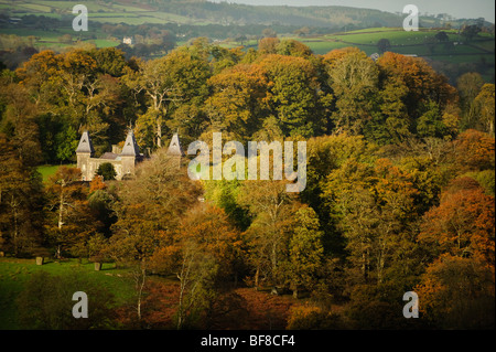 Herbstnachmittag, Newton House unter sommergrünen Wald, Dinefwr Park, Llandeilo, wales Carmarthenshire Südwesten UK Stockfoto