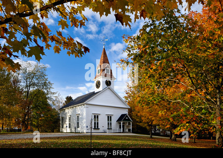 Sugar Hill Versammlungshaus und Herbst Farbe in Grafton County, New Hampshire Stockfoto