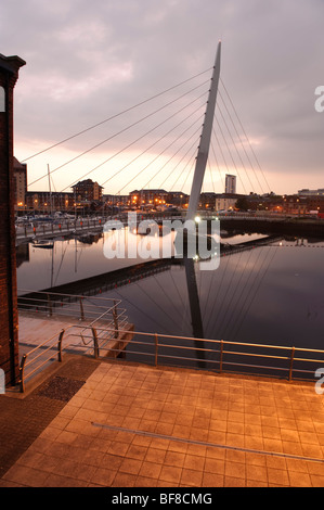 Die Segel-Brücke in Swansea SA1 Docklands-Sanierung-Zone in der Nacht, Wales UK Stockfoto