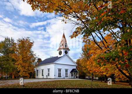 Sugar Hill Versammlungshaus und Herbst Farbe in Grafton County, New Hampshire Stockfoto