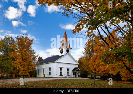 Sugar Hill Versammlungshaus und Herbst Farbe in Grafton County, New Hampshire Stockfoto