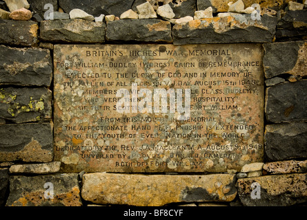 Nahaufnahme von Plaque auf der Cairn und Großbritanniens höchsten Kriegerdenkmal auf dem Gipfel des Ben Nevis. Stockfoto