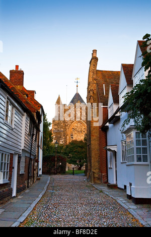 Gebäude auf dem historischen Kopfsteinpflaster Weststraße und Str. Marys Kirche in Rye, East Sussex, England, Grossbritannien 2009, Stockfoto