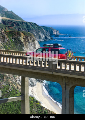 BIXBY BRIDGE Big Sur Küste Rot SUV 4x4 Fahrzeug kreuze Bixby Bridge Big Sur am Cabrillo Hwy 1 Autofahren Autofahren Urlaub Kalifornien Amerika USA Stockfoto