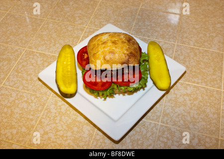 Ein Hamburger auf ein Ciabatta-Brötchen Stockfoto