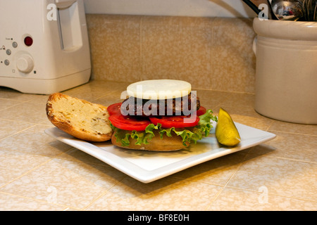 Ein Hamburger auf ein Ciabatta-Brötchen Stockfoto