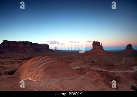 Schöne Monument Valley Buttes nach Sonnenuntergang Stockfoto