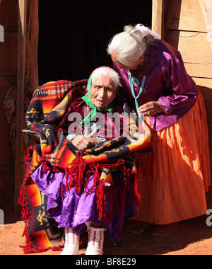 Navajo Familie von 2 Frauen im Freien vor Familie Hogan Stockfoto