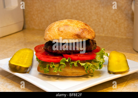 Ein Hamburger auf ein Ciabatta-Brötchen Stockfoto