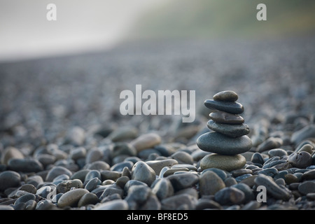 Stack Meer Steine auf felsigen Strand, Stockfoto