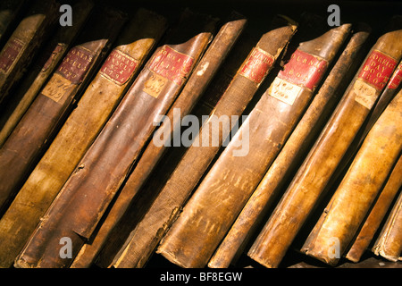 Eine Sammlung von Büchern aus dem 18. Und 19. Jahrhundert in einer Bibliothek, auf Madeira Wine, Blandy's Wine Museum, Funchal, Madeira Stockfoto