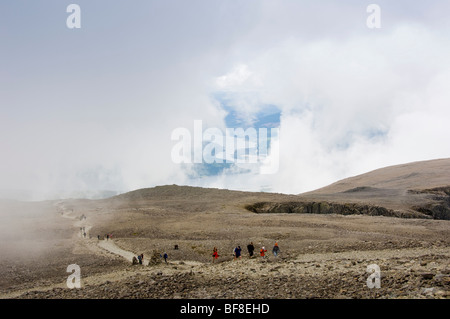 Wanderer auf einem Wanderweg, der sich dem Gipfel des Ben Nevis, dem höchsten Berg Großbritanniens, nähert. Schottland. Stockfoto