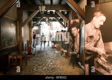 Touristen auf einem Rundgang durch Blandys Madeirawein-Museum und Weinprobe, Funchal, Madeira Stockfoto