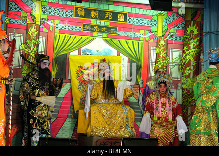 Chinesische Oper-Darsteller zeigen auf der Bühne, Bangkoks Chinatown, Thailand Stockfoto