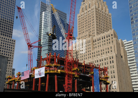 Turm 1 auf dem World Trade Center-Gelände mit seiner Jumbo Stahlträger im Ort, erlaubt den Bau von den oberen Stockwerken. Stockfoto