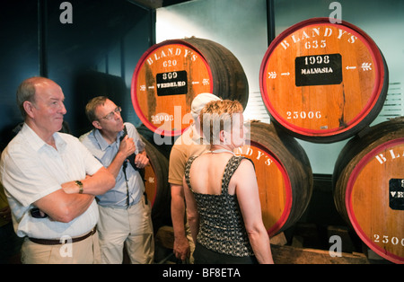 Touristen auf einem Rundgang durch Blandys Madeirawein-Museum und Weinprobe, Funchal, Madeira Stockfoto