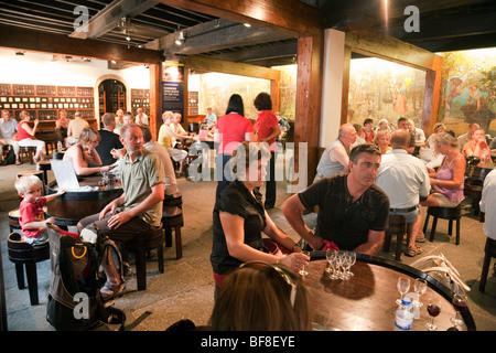 Touristen auf einem Rundgang durch Blandys Madeirawein-Museum und Weinprobe, Funchal, Madeira Stockfoto