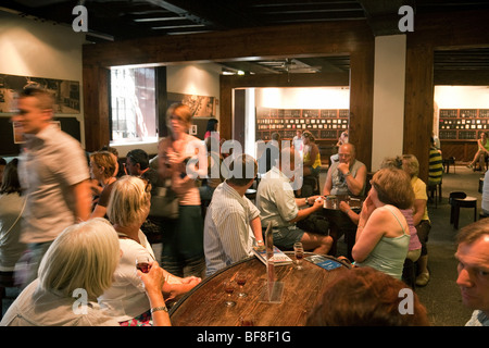 Menschen auf eine Tour rund um Blandys Madeirawein-Museum und Weinprobe, Funchal, Madeira Stockfoto
