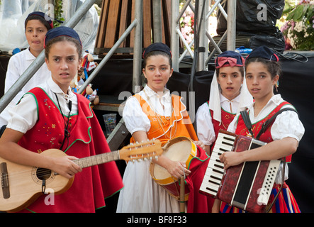 Madeira-Kinder in Tracht Musikinstrumente spielen und tanzen, Funchal, madeira Stockfoto