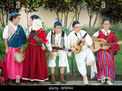 Madeira-Kinder in Tracht Musikinstrumente spielen und tanzen, Funchal, madeira Stockfoto