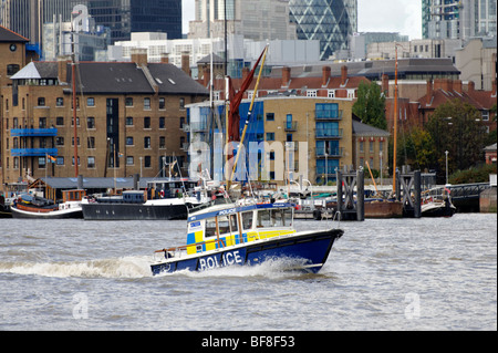 Metropolitan Fluss Polizeiboot patrouilliert die Themse. London. Großbritannien. UK Stockfoto