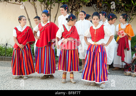 Madeira-Kinder in Tracht Musikinstrumente spielen und tanzen, Funchal, madeira Stockfoto