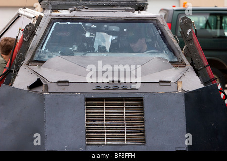 Ronan Nagle, Fahrzeugführer Tornado abzufangen, sitzt im Cockpit des TIV 2 in Kearney, Nebraska, 6. Juni 2009. Stockfoto