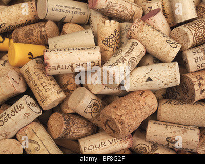 Korken aus geöffneten Weinflaschen Stockfoto