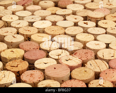 Ein Muster von Korken aus geöffneten Weinflaschen Stockfoto
