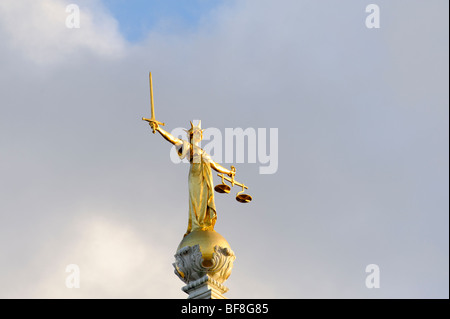 Justitia-Statue auf dem zentralen Strafgerichtshof Old Bailey in der City of London. GROßBRITANNIEN 2009 Stockfoto